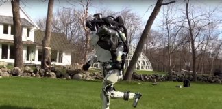 조깅하는 보스턴 다이나믹스의 로봇